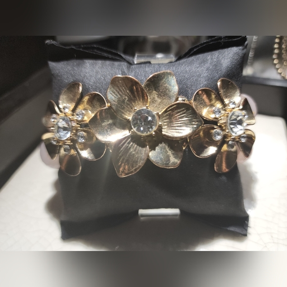 Double stacked Chunky gold flower rhinestone and pink faceted beaded bracelet - Picture 4 of 5